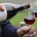 Le Guide Michelin évalue les vins de Bourgogne et du Bordelais pour 2023.