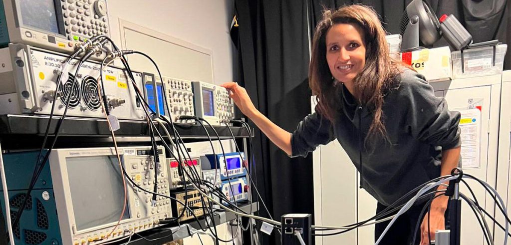 Maïmouna Bocoum présente ses recherches sur la physique du son et de la lumière.