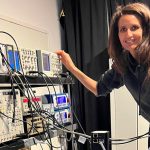 Maïmouna Bocoum présente ses recherches sur la physique du son et de la lumière.