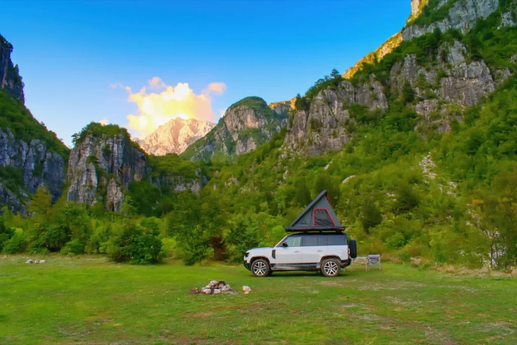 Une tente de toit modifie les pratiques de camping lors des road trips en France.