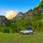 Une tente de toit modifie les pratiques de camping lors des road trips en France.