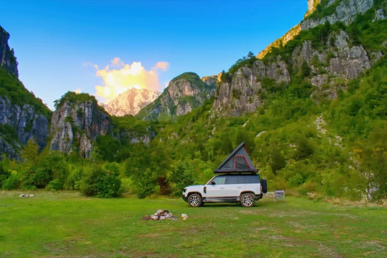 Une tente de toit modifie les pratiques de camping lors des road trips en France.