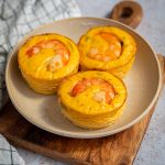 Flans au corail de coquilles Saint-Jacques et crevettes : une nouvelle recette en cuisine française.