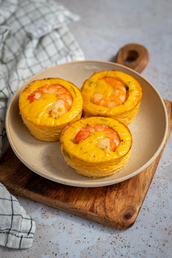 Flans au corail de coquilles Saint-Jacques et crevettes : une nouvelle recette en cuisine française.