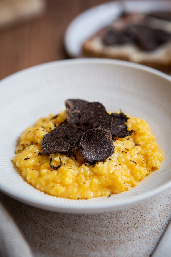 Œufs brouillés à la truffe noire : une nouvelle tendance culinaire en France