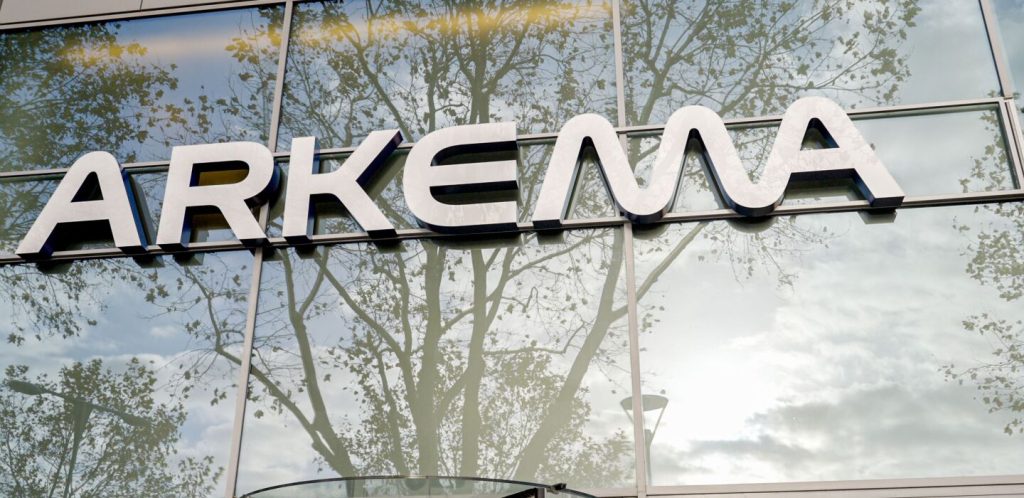 Arkema et Solvay adoptent des stratégies de croissance divergentes dans l’industrie chimique.
