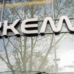 Arkema et Solvay adoptent des stratégies de croissance divergentes dans l&rsquo;industrie chimique.