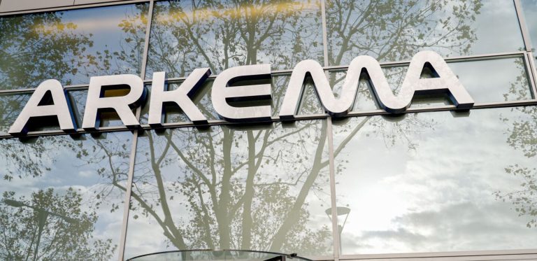 Arkema et Solvay adoptent des stratégies de croissance divergentes dans l’industrie chimique.