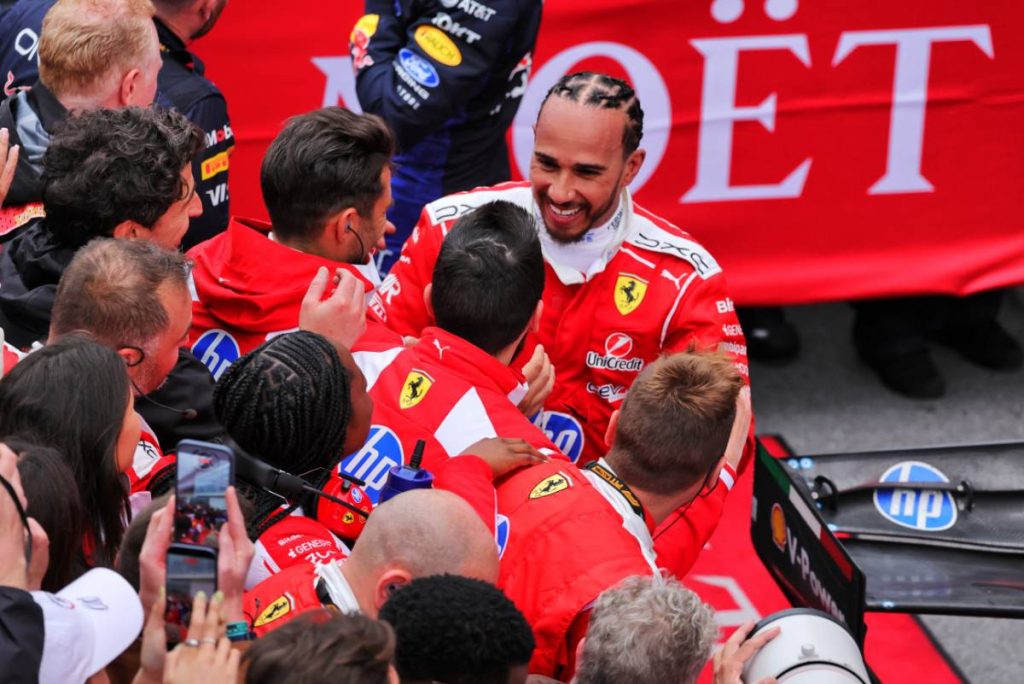 Lewis Hamilton explique avoir « déplacé des montagnes » pour rejoindre Ferrari.