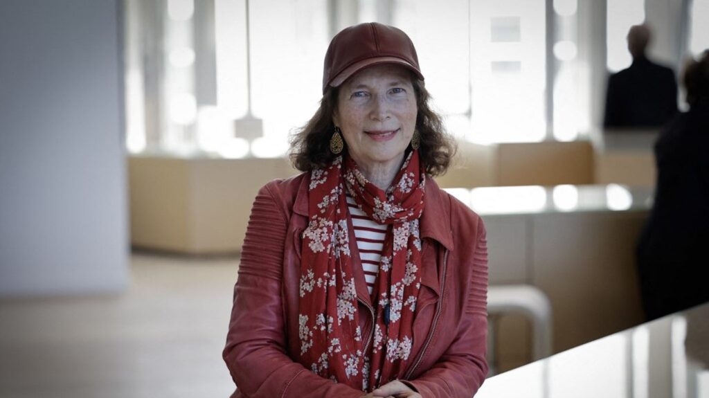 Catherine Cusset rend hommage à David Hockney pour son humour et sa liberté d’expression.
