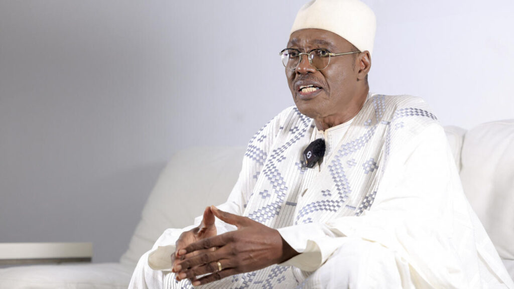 Issa Tchiroma Bakary, opposant en exil, porte plainte en France contre Paul Biya.