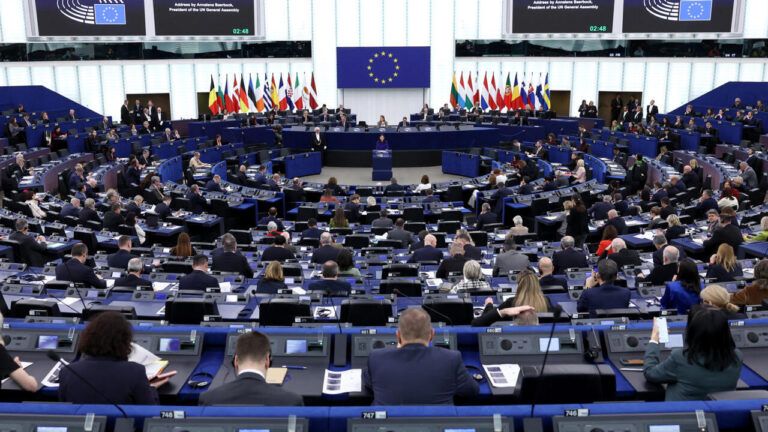 Le Parlement européen adopte une réforme pour établir des hubs de retour des migrants.