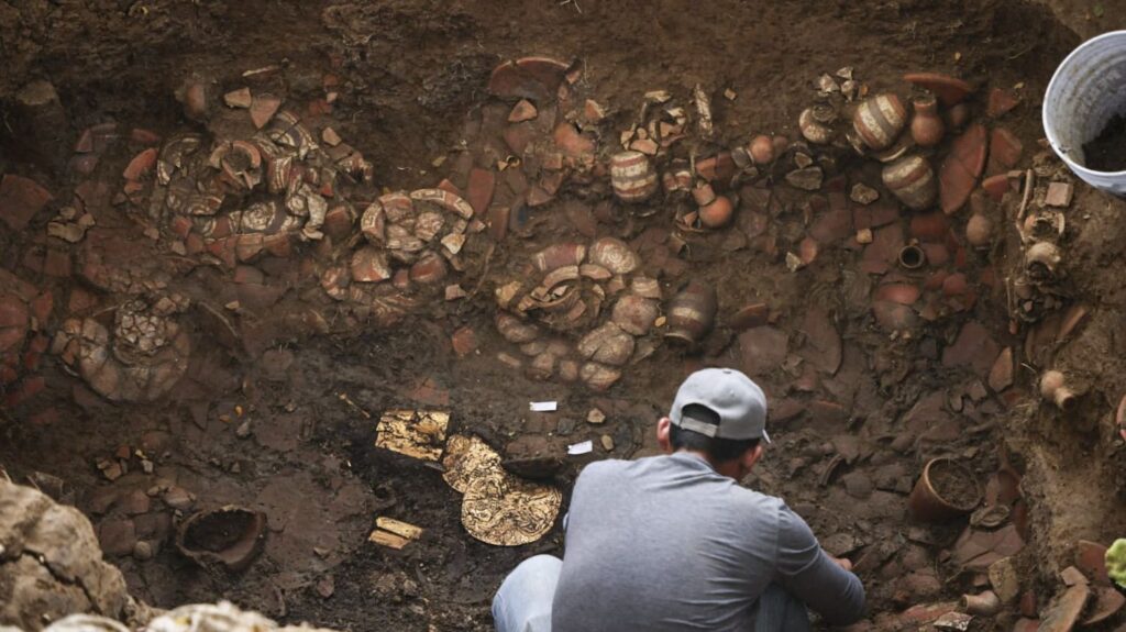 Découverte d’une tombe précolombienne au Panama contenant de l’or et des poteries.