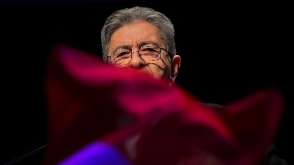 La France insoumise affirme une stratégie de rupture face à la diabolisation politique.