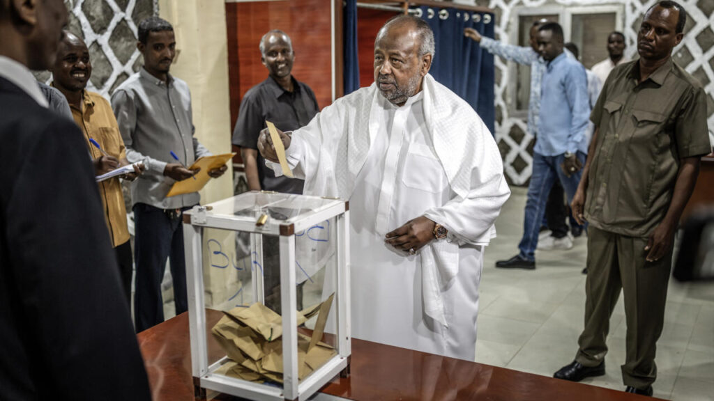 Réélection de Guelleh à Djibouti : satisfaction du pouvoir, critiques de l’opposition sur la gestion.