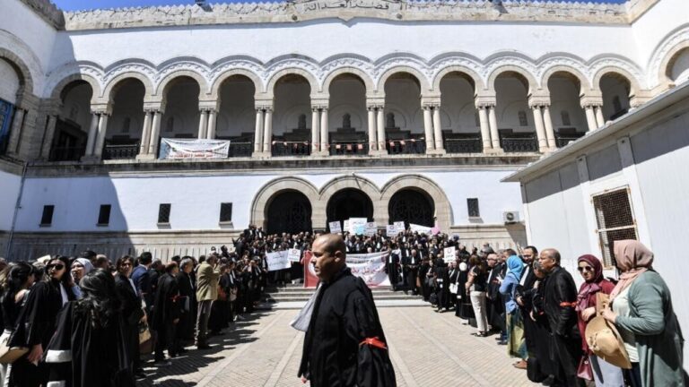 Grève des avocats en Tunisie pour exiger une réforme de la justice et un rétablissement des repères.