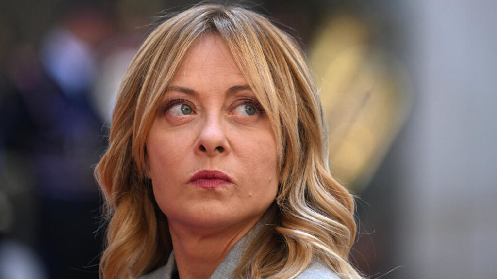 Giorgia Meloni face aux critiques sur sa politique migratoire en Italie