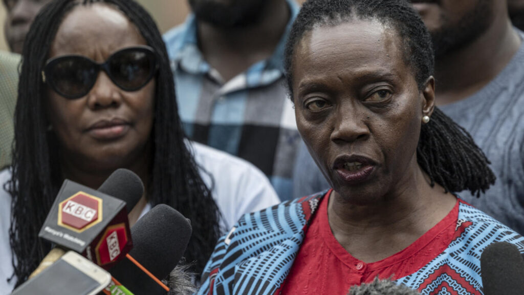 Martha Karua, avocate kényane, refoulée à l’aéroport d’Entebbe en Ouganda.