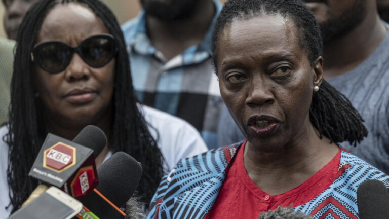Martha Karua, avocate kényane, refoulée à l’aéroport d’Entebbe en Ouganda.