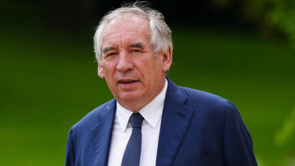 François Bayrou nommé Premier ministre : une décision axée sur le compromis politique.