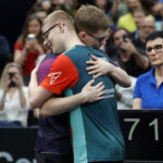 Félix Lebrun remporte le titre de champion de France de tennis de table contre son frère Alexis.