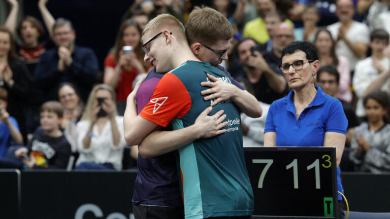 Félix Lebrun remporte le titre de champion de France de tennis de table contre son frère Alexis.