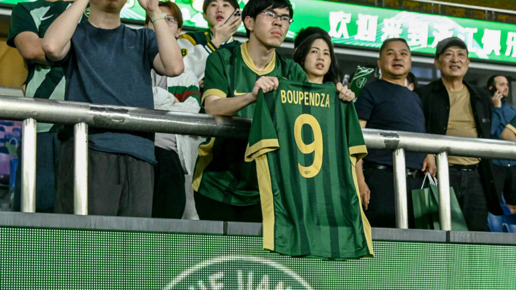 Le Zhejiang FC maintient son match après le décès d’Aaron Boupendza.