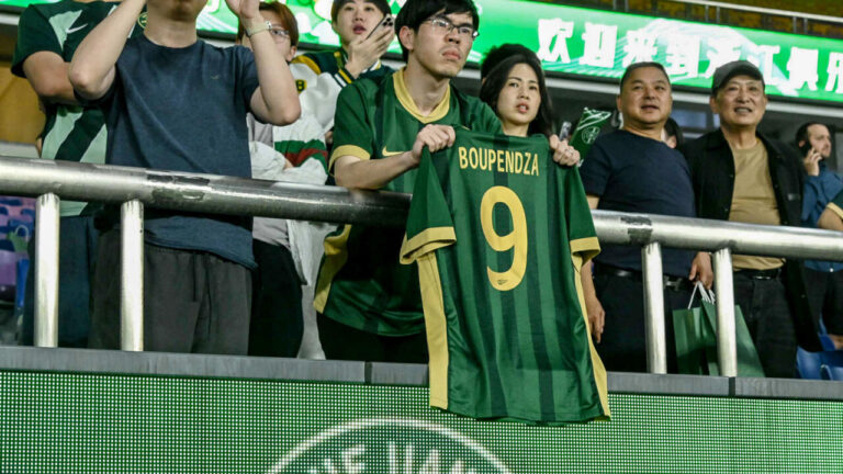 Le Zhejiang FC maintient son match après le décès d’Aaron Boupendza.