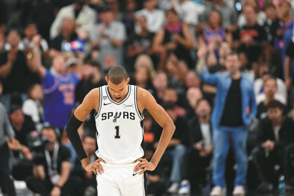 Wembanyama et les Spurs subissent une défaite amère face aux Knicks après une saison difficile