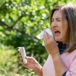 La canicule aggrave les allergies saisonnières chez les personnes sensibles en France.