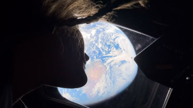 Les astronautes d’Artémis survolent la Lune et établissent un nouveau record de distance.