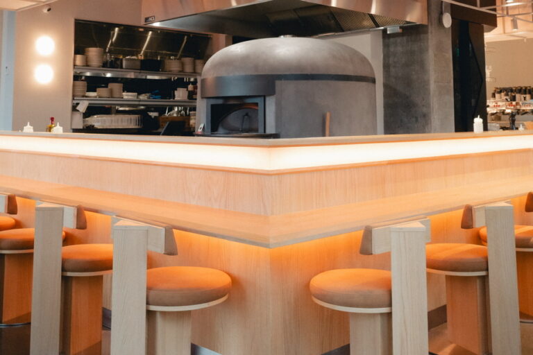 Minnibar ouvre ses portes au centre-ville de Montréal et propose une nouvelle expérience culinaire.