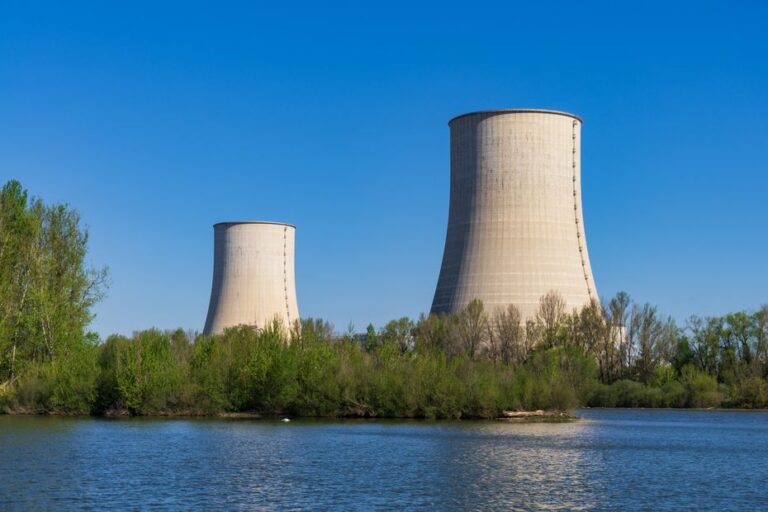 Centrale nucléaire de Golfech à l’arrêt pour respecter les obligations environnementales.