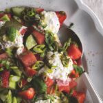 Salade de pastèque, fraises et burrata : une option rafraîchissante pour les fortes chaleurs.