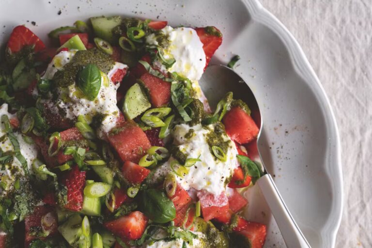 Salade de pastèque, fraises et burrata : une option rafraîchissante pour les fortes chaleurs.