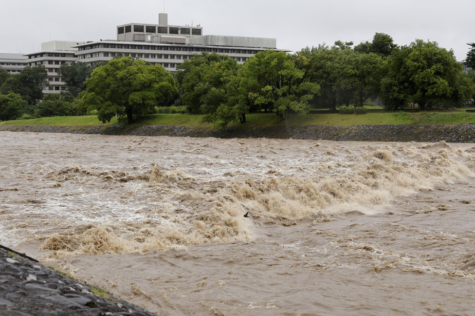 Deux tempêtes tropicales menacent le Japon, des pluies causent deux décès à Taïwan.