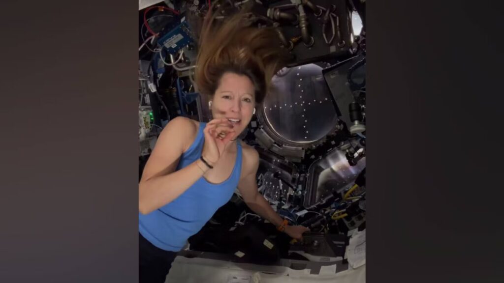 Sophie Adenot ouvre les volets de sa capsule spatiale pour une vue imprenable sur la Terre.
