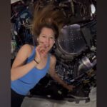 Sophie Adenot ouvre les volets de sa capsule spatiale pour une vue imprenable sur la Terre.