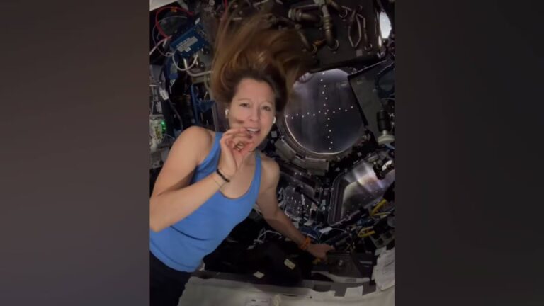 Sophie Adenot ouvre les volets de sa capsule spatiale pour une vue imprenable sur la Terre.