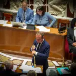 Affaire Lyhanna : le projet de loi sur la protection de l’enfance suspendu en raison de controverses.