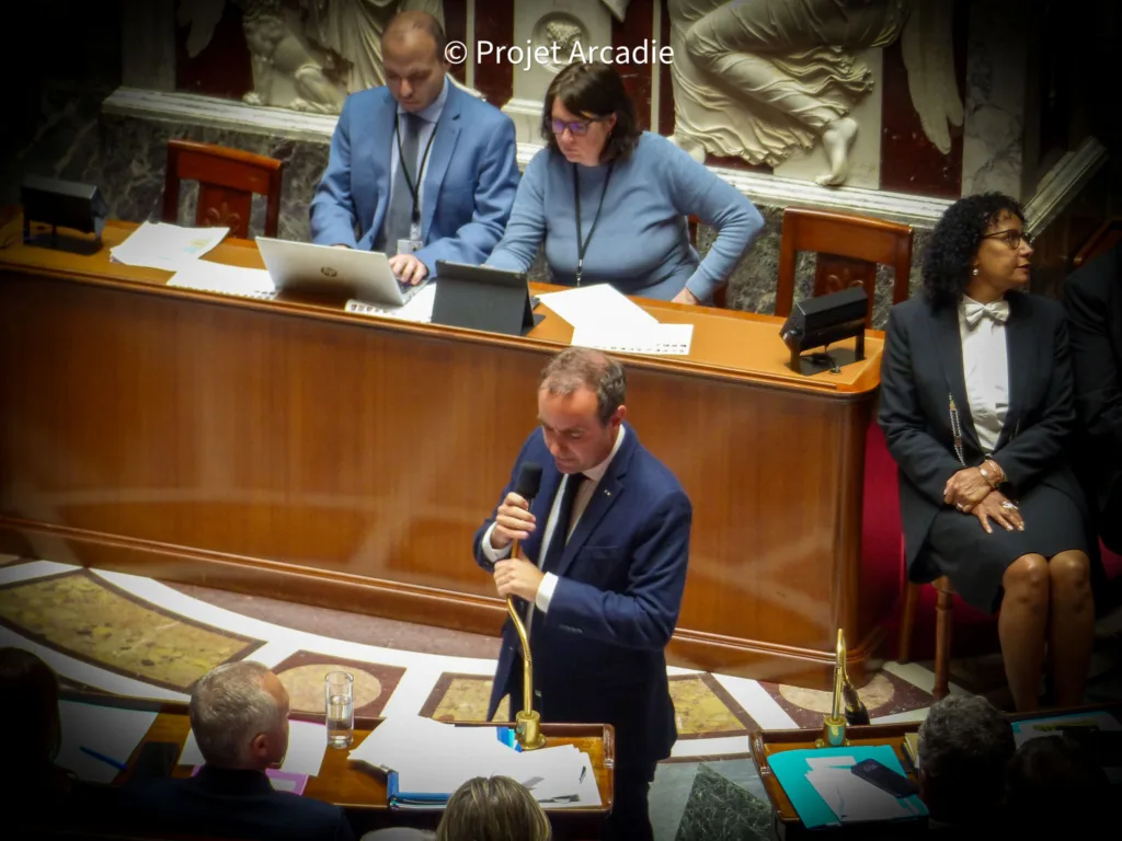 Affaire Lyhanna : le projet de loi sur la protection de l’enfance suspendu en raison de controverses.