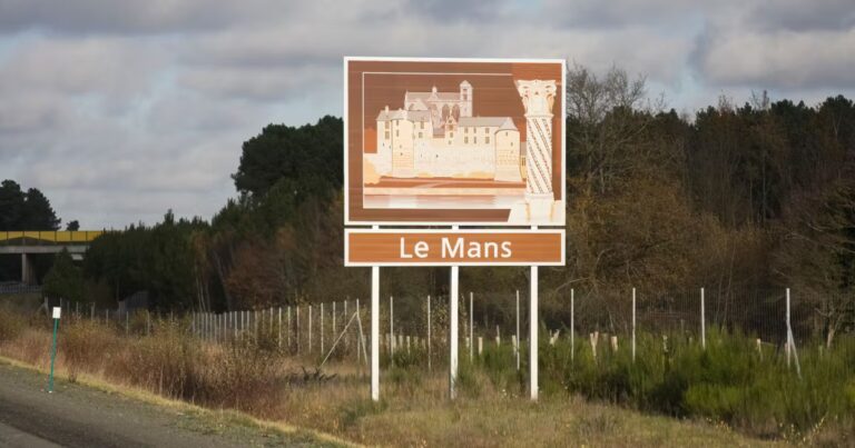 L’autoroute française comme galerie d’art à ciel ouvert pour les voyageurs.