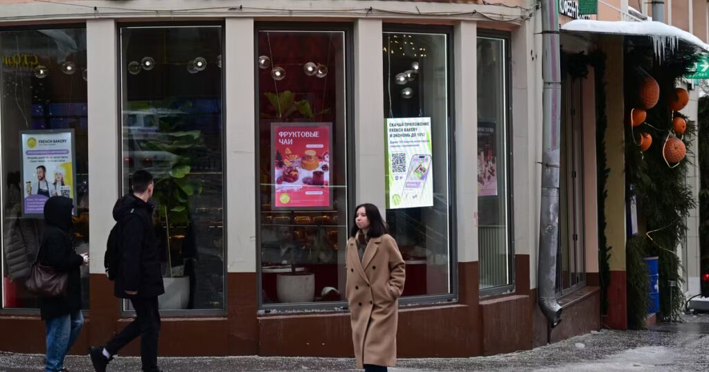 La Russie impose l’élimination des mots étrangers, y compris sur les panneaux « open ».