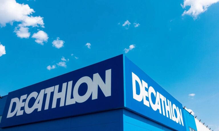 Decathlon propose un maillot de bain deux pièces qui camoufle les bourrelets pour un ventre plat.