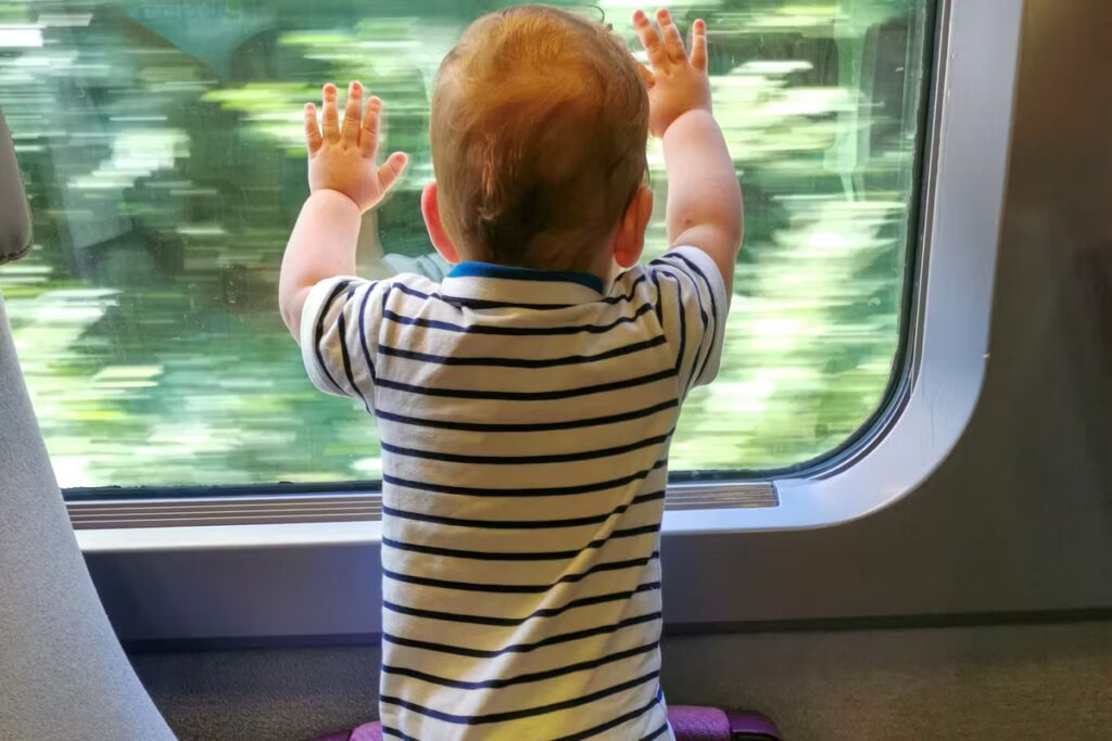 Espaces « no kids » : les politiques interrogent la place des enfants dans la société.
