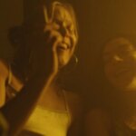 Charli XCX obtient son premier rôle au cinéma dans un film atypique.