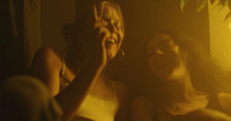 Charli XCX obtient son premier rôle au cinéma dans un film atypique.