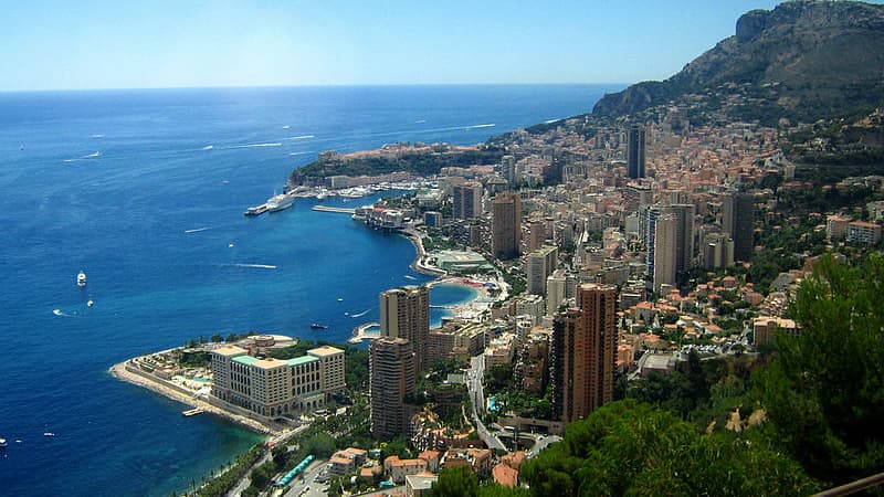 Explosion d’un colis piégé dans un immeuble à Monaco, un suspect activement recherché.
