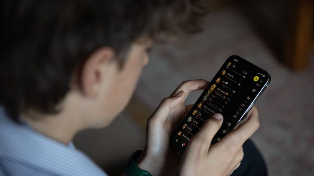 Aide à la réduction de l’usage d’écrans : les adolescents étudient l’addiction de leurs parents