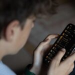 Aide à la réduction de l’usage d’écrans : les adolescents étudient l’addiction de leurs parents